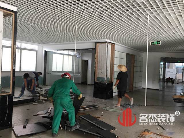 培訓(xùn)學(xué)校裝修施工照.jpg 培訓(xùn)學(xué)校裝修施工照.jpg