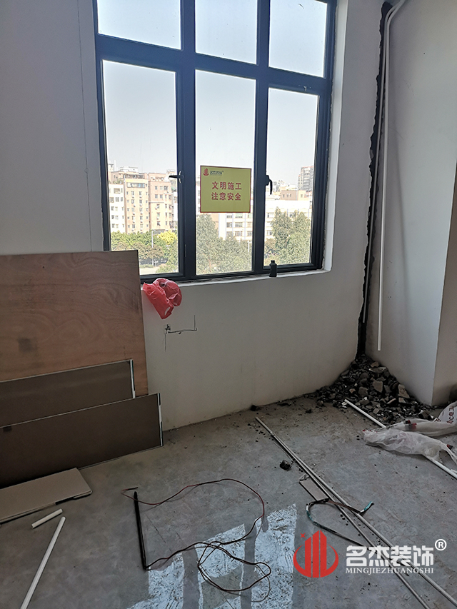 辦公室設(shè)計裝修開工照.jpg 辦公室設(shè)計裝修開工照.jpg